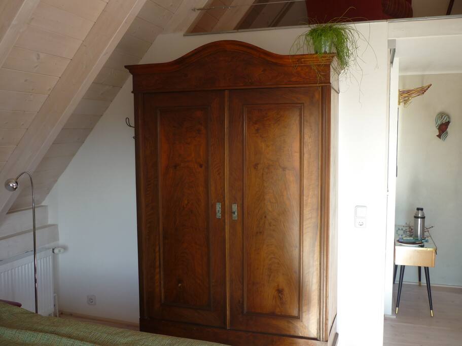 Geräumiger Schrank neben Bett