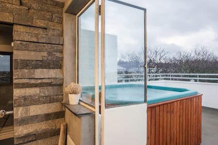 ROOFTOP SPA & PRIVATE BATH DOWNT. 2