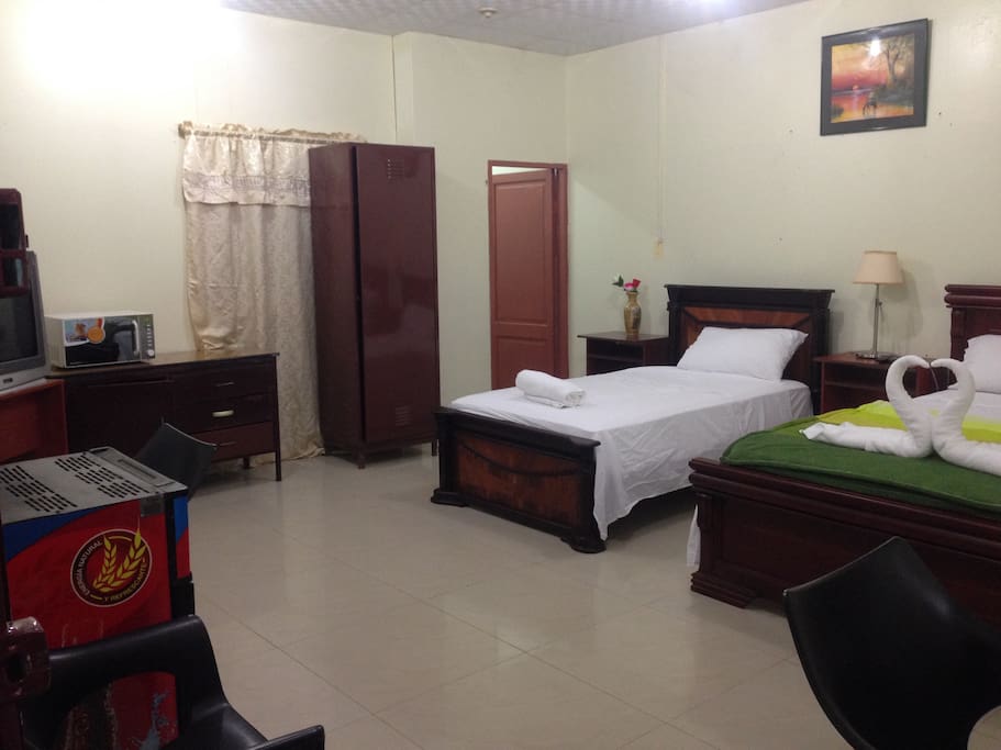Habitación amplia con 2 camas, baño privado, aire acondicionado, tv y otros