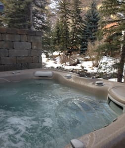West Vail! Hot Tub Overlooking River! Bus Access!