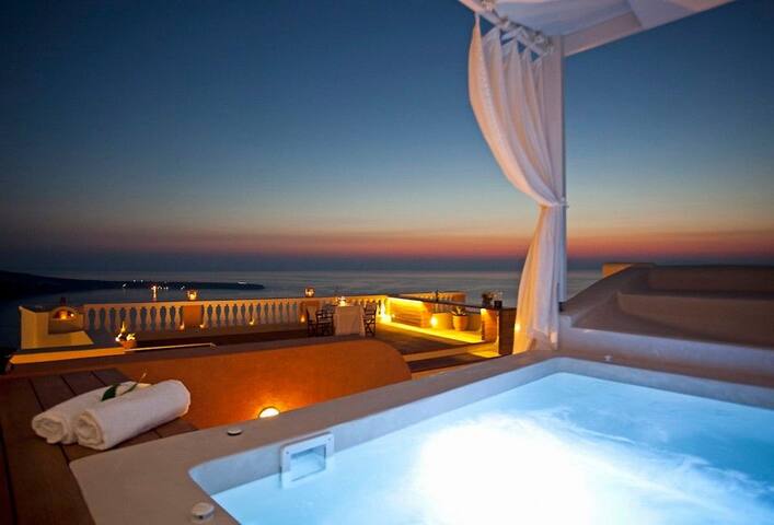 Oia Mansion • Sunset Views • Jacuzzi • 4 Bedrooms gallery image 2