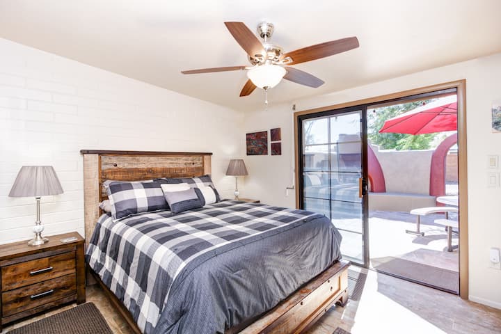 从滑动玻璃门到露天露台，主卧室面向东南方。这间卧室还设有毗邻的主浴室。 