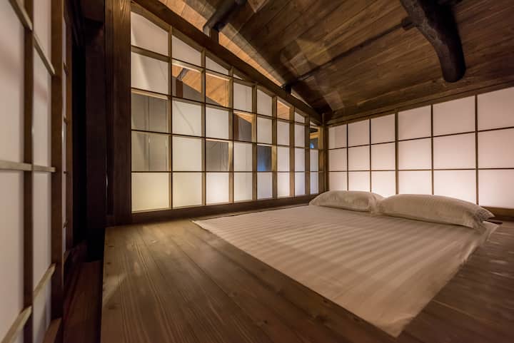 Izba 1 na druhom poschodí. Simons posteľ veľkosti Queen. 二楼靠南侧的大床房，采用席梦思床垫。