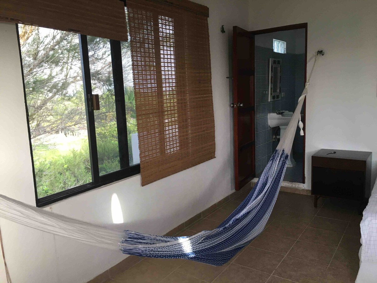 Recámara del segundo piso… aquí nos gusta colgar la hamaca , junto a la ventana por donde entra la brisa Del Mar.