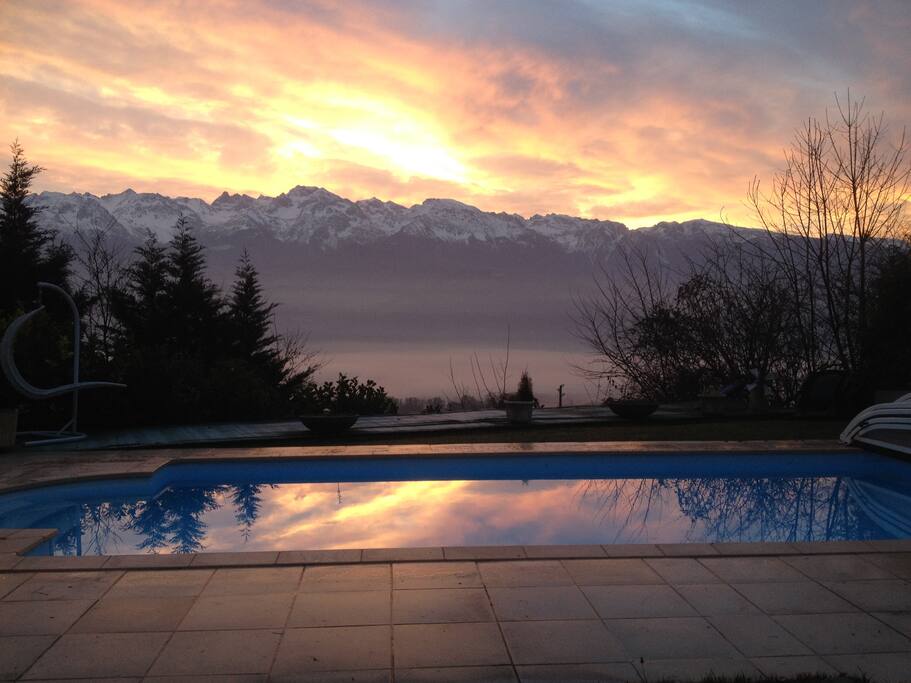 coucher de soleil sur les montagnes ...