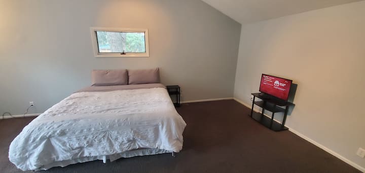 Veľká hlavná spálňa. Manželská posteľ, vankúše,prikrývky, prikrývky, odkladací stolík a televízny stojan s inteligentnou Wi-Fi televíziou.  Má veľkú šatníkovú súpravu na použitie hosťami.