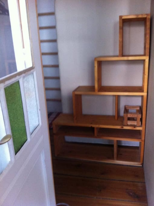 Regaltreppe für Kleidung und Bücher