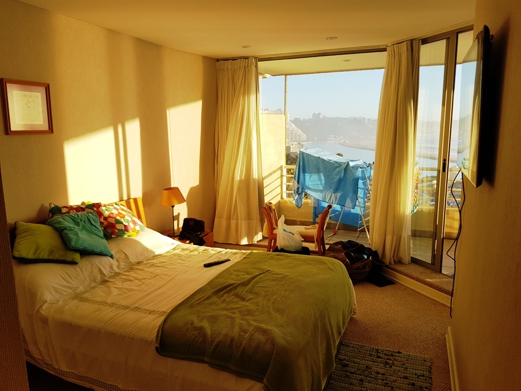 บ้านสำหรับคู่สมรสหลังที่ 1 พร้อมเตียงคู่และเคเบิลทีวีบนผนัง