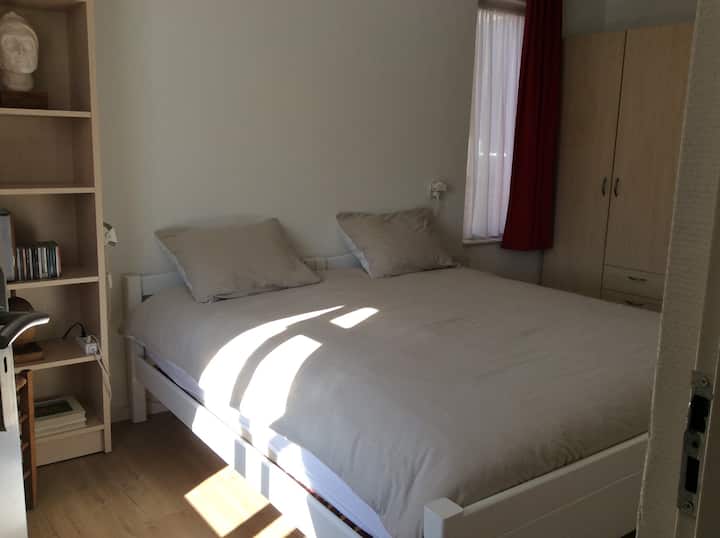 Prvé poschodie: spálňa 1, manželská posteľ 180 cm X 200 cm 