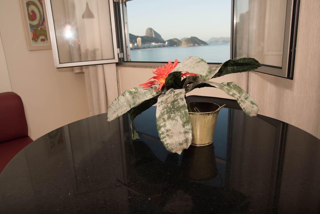 Tome seu café da manhã e se delicie com a vista.