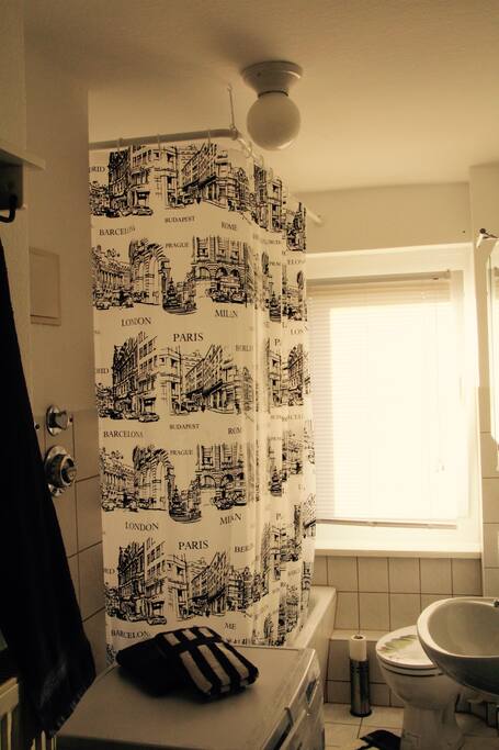 Badezimmer - Badewanne/Dusche und Waschmaschine
