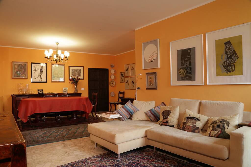 La zona con il tavolo da pranzo. The area with the dining table