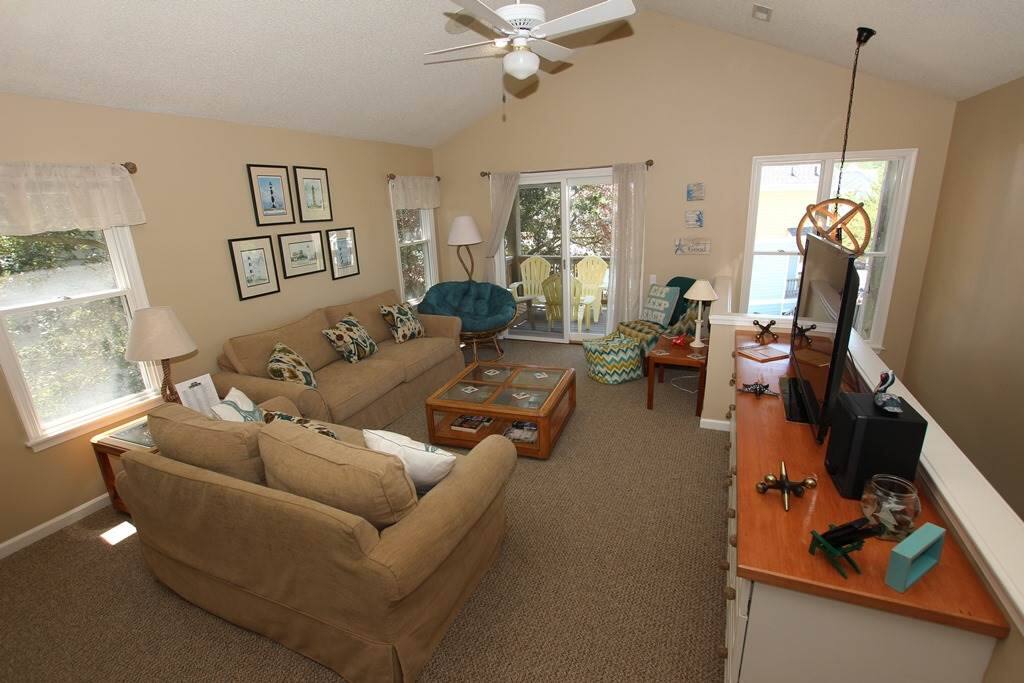 Couch,Furniture,Indoors,Living Room,Room
