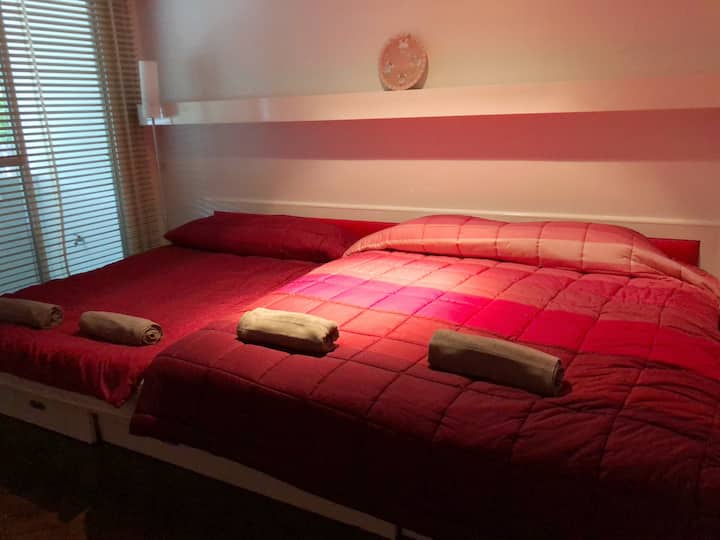 ห้องนอน 2 ห้องพร้อมเตียงคิงไซส์ 2 หลัง