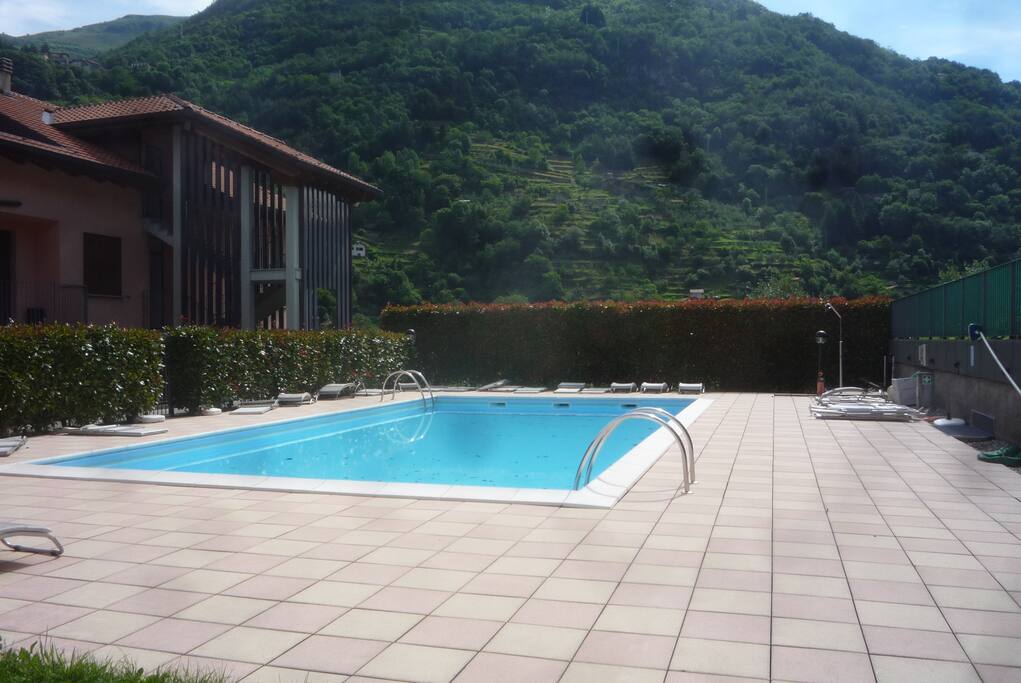 Piscina e solarium del residence