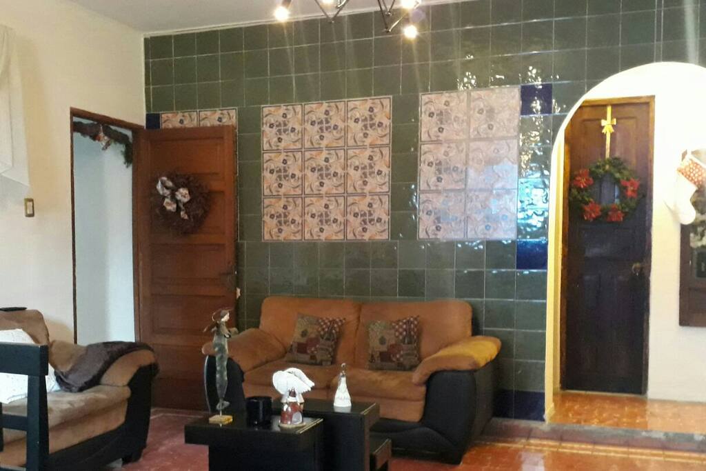 Estancia, sala de la casa con Televisor con cable, un lugar para platicar y relajarse.