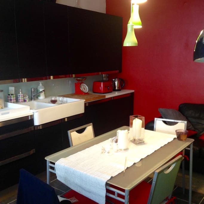 Cuisine équipée, lave vaisselle et machine à laver. La maison est chaude et cosy.
