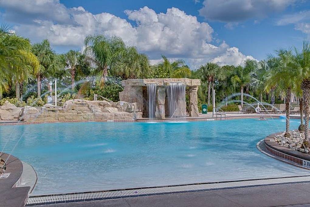 resort pool paradise palm - free access