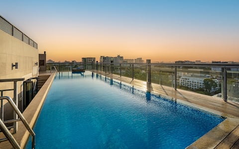 Family Retreat in TWO apartments w Rooftop Pool
