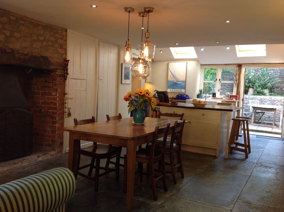 Kitchen & dining room