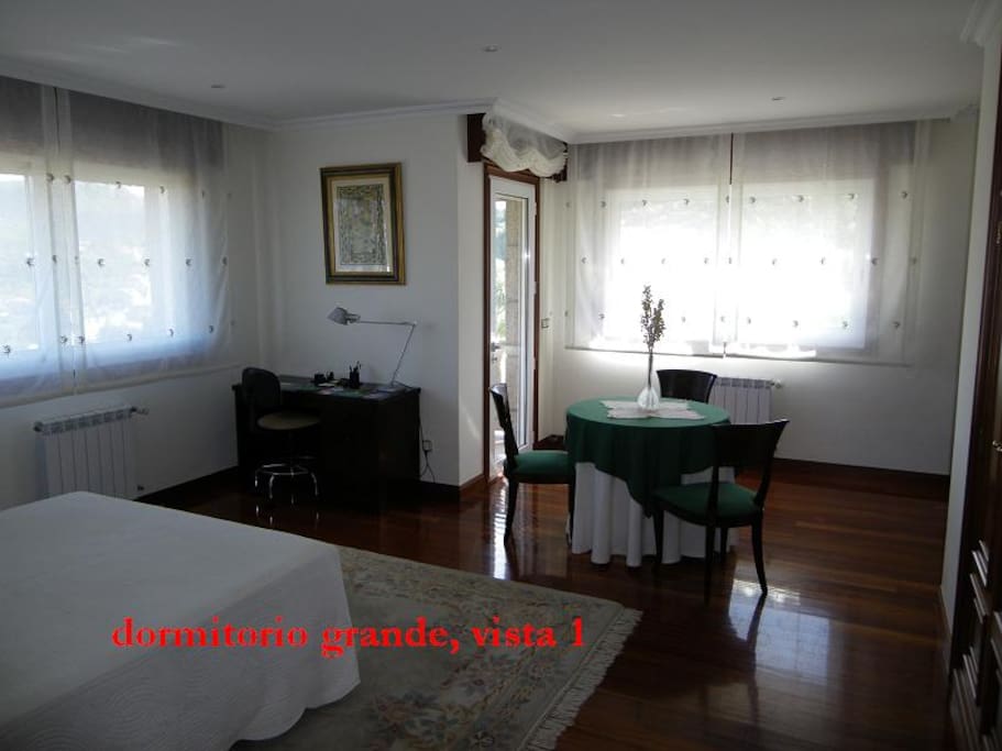vista del dormitorio desde la puerta de entrada