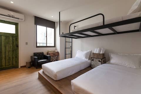 Small trip next to Hualien Railway Station Mini apartment 3 person 3-BEDS room