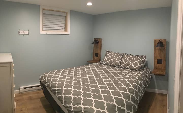 Საძინებელი #3, რომელიც მდებარეობს ქვედა დონეზე.