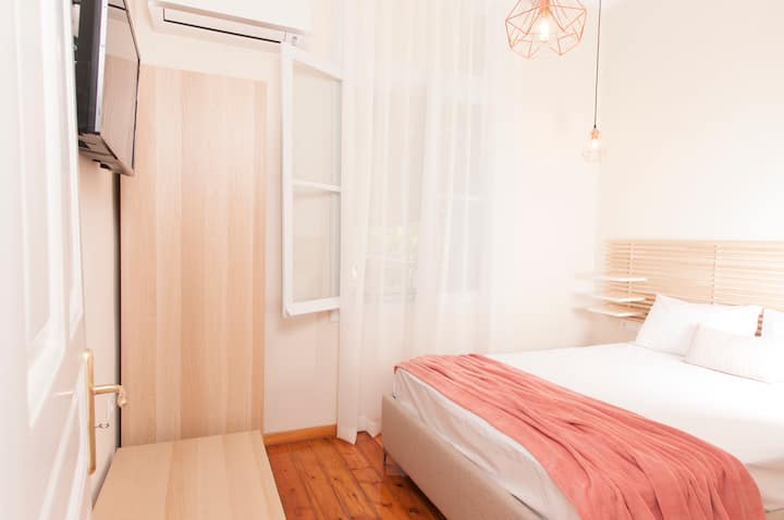 Υπνοδωμάτιο #2 με διπλό κρεβάτι, τηλεόραση με netflix, ντουλάπα, aircodition