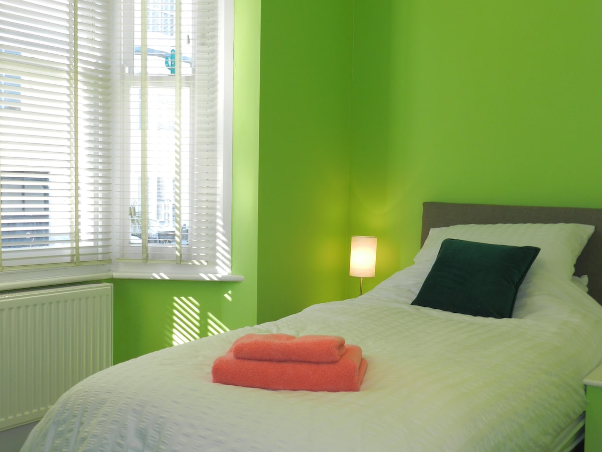 仙人掌卧室配备1米宽单人床