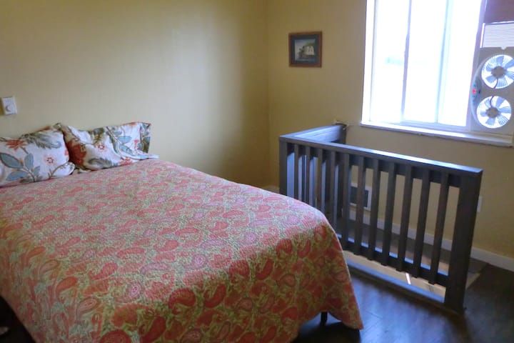 带双人床的阁楼卧室