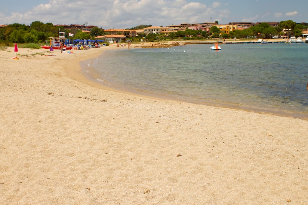 ... e ancora la stessa spiaggia sotto casa in primo piano e sullo sfondo il pontile di attracco delle navette per le isole di Tavolara e Molara