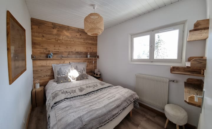 חדר דיר, בקומת הקרקע,  עם מיטה בגודל 140x200 ומדפים. 