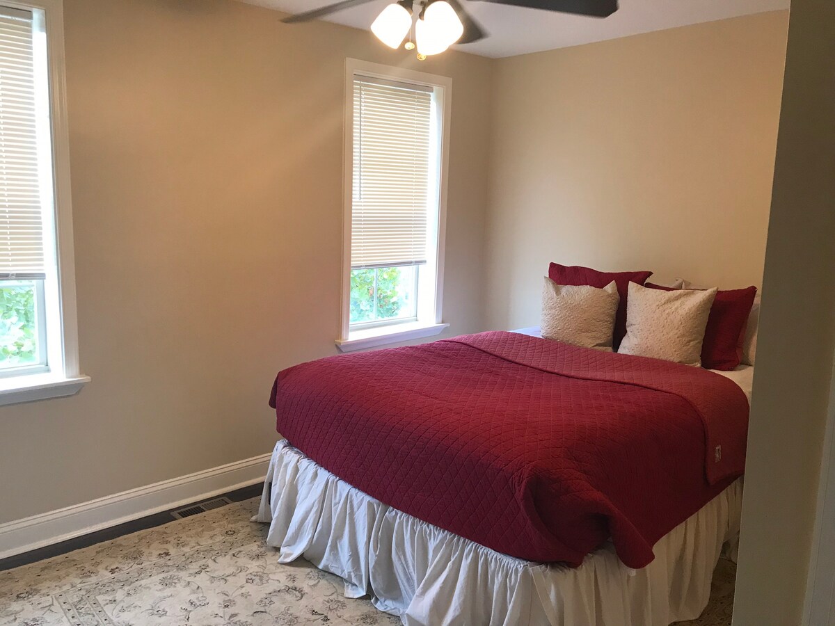 2. súkromná spálňa na treťom poschodí s manželskou posteľou Queen, vlastnou satelitnou televíziou a kúpeľňou.