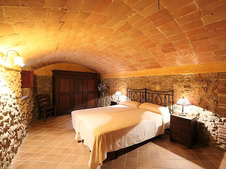 其中一部分是动物，这是加泰罗尼亚拱顶的另一个例子。 
给广场，有一扇通往内部庭院的门