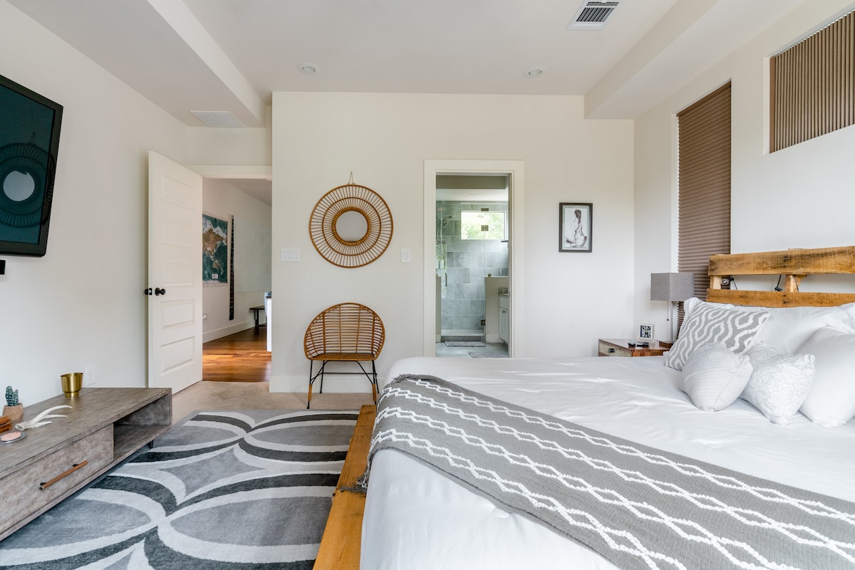 Inviting, Roomy Escape in Hip East Austin with a Garage Gym