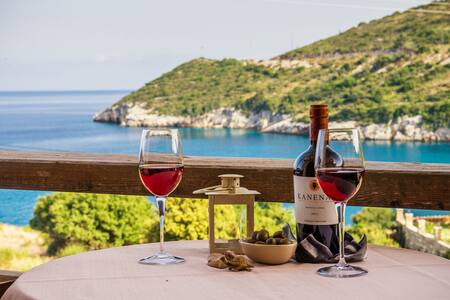 Makris Gialos Suites by the beach / A