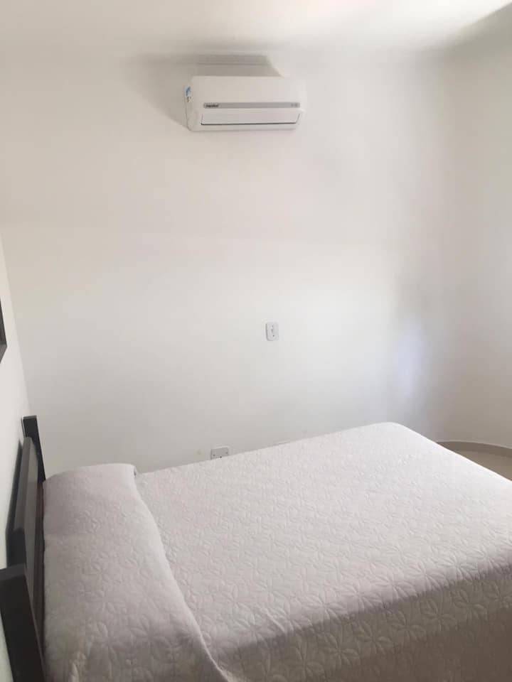 Spavaća soba - bračni krevet s klima-uređajem. 