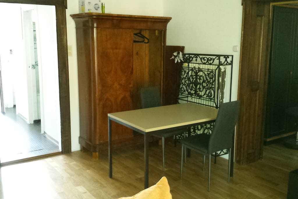 Wohnzimmer mit Schreibtisch /
Living room with table