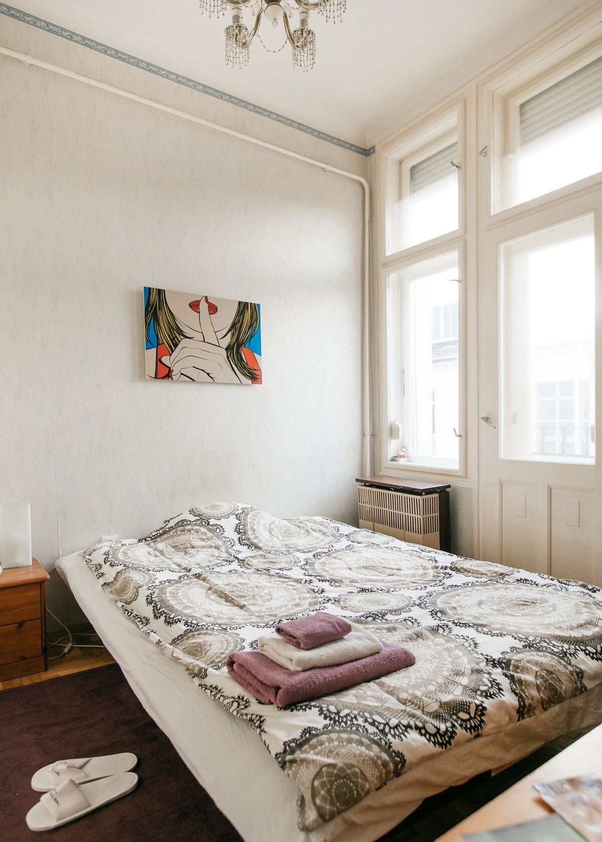 นั่นจะเป็นห้องนอนของคุณที่มีเตียงคู่ที่สะดวกสบายมากมีแผ่นรองที่นอนเสริมใต้ผ้าปูที่นอนของคุณห้องมีแสงสว่างมาก