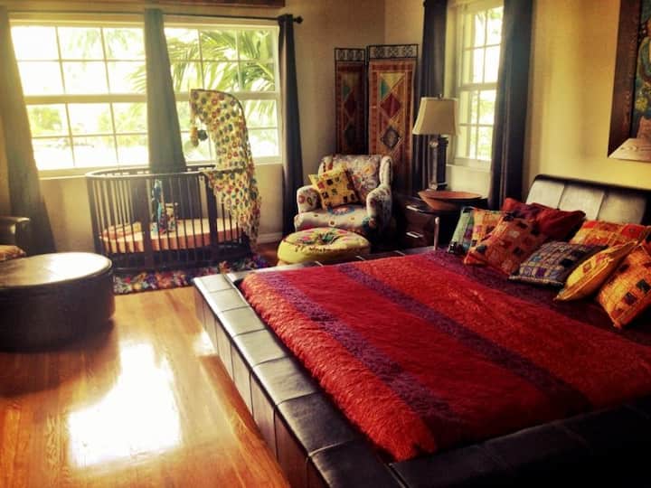 Chumba cha kulala cha Master King kilicho na bafu kamili kwenye ghorofa ya 2