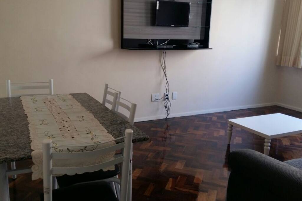Sala de estar - mesa para refeições e/ou trabalho