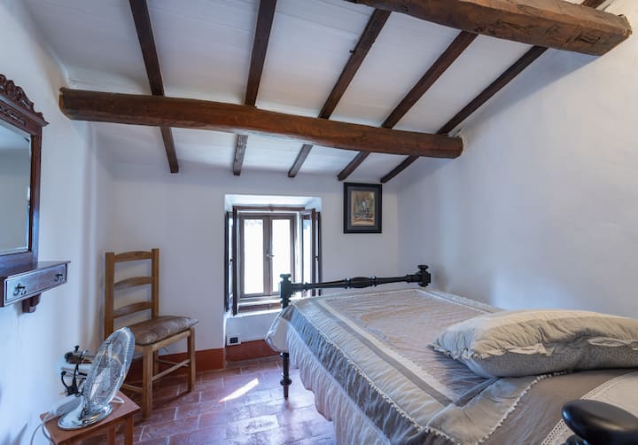 Dhomë gjumi e vetme komode në katin e parë, me orendi antike dhe pamje të pandërprerë të liqenit Trasimeno. Dhoma ime e preferuar në shtëpi. 