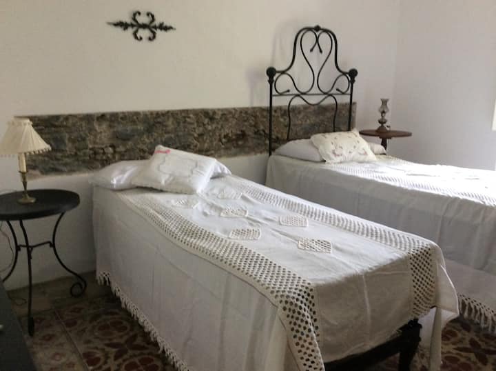 Camera da letto con due letti singoli. Su richiesta possono essere avvicinati e attrezzati come letto matrimoniale