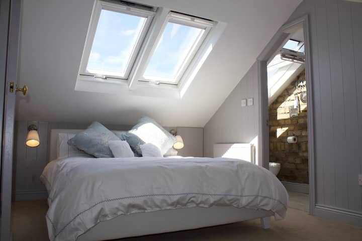 Vind (sovrum 2), liten men perfekt formad! King size-säng och kvalitet egyptiska bomullslakan, supermysigt och bekvämt  