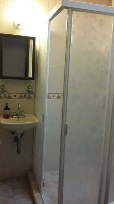 baño compartido con regadera