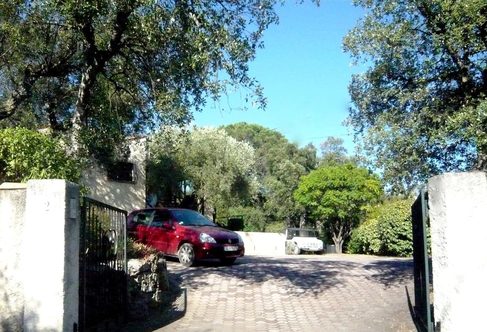 Entrée voitures et vaste parking