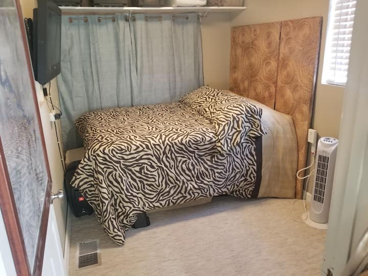 2do dormitorio con cama queen size