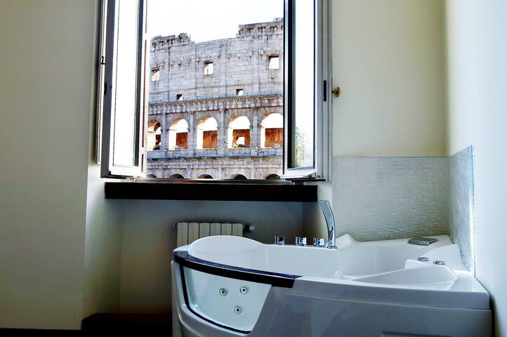 View Colosseum from Jacuzzi bath! gallery image 3