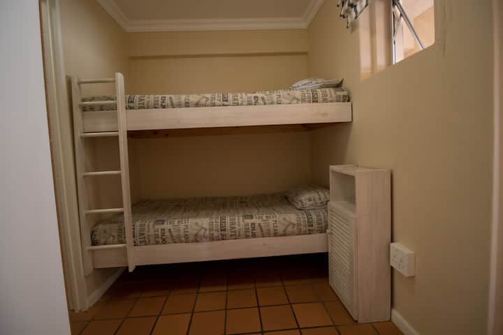 Chumba 2 cha kulala chenye vitanda 2 kwenye ngazi ya chini.