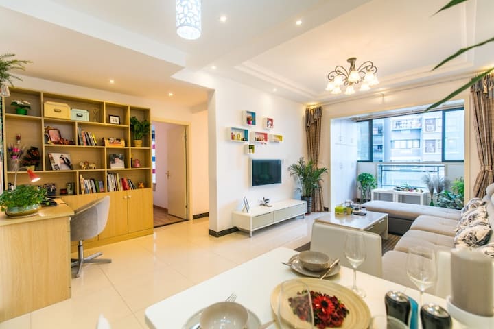 毗邻解放碑、洪崖洞   地铁6号线长生桥站 温馨舒适单间